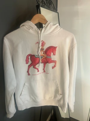 Vit hoodie med tryck av fröken snusk - Fröken snusk hoodie, använd 2-3 gånger, säljer pga att den inte kommer till användning. Nypris 700