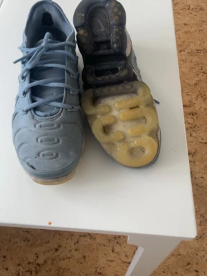 Nike Air Vapormax Plus blå sneakers - Stl: 44,5, Har haft dem ett tag men sy ihop dem och tvätta dem så blir dem som nya igen, annars inga skador, nypris 1800kr 