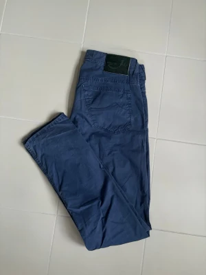 Jacob Cohen jeans - Blå snygga trendiga Jacob Cohen jeans i storlek w32 (midjemått på 84 cm)! Inga hål eller fläckar i använt men bra skick och ett steal pris!