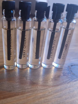 5 Helt nya testers från Essnce  - Helt nya testers från Essnce, aldrig testade eller öppnade. Innehåller: I am vanilla  Very cherry  Dirty dancing  Femina vivt Cotton clouds. Titta gärna mina andra annonser då jag säljer fler oanvända testers. Just nu fri frakt, passa på! 