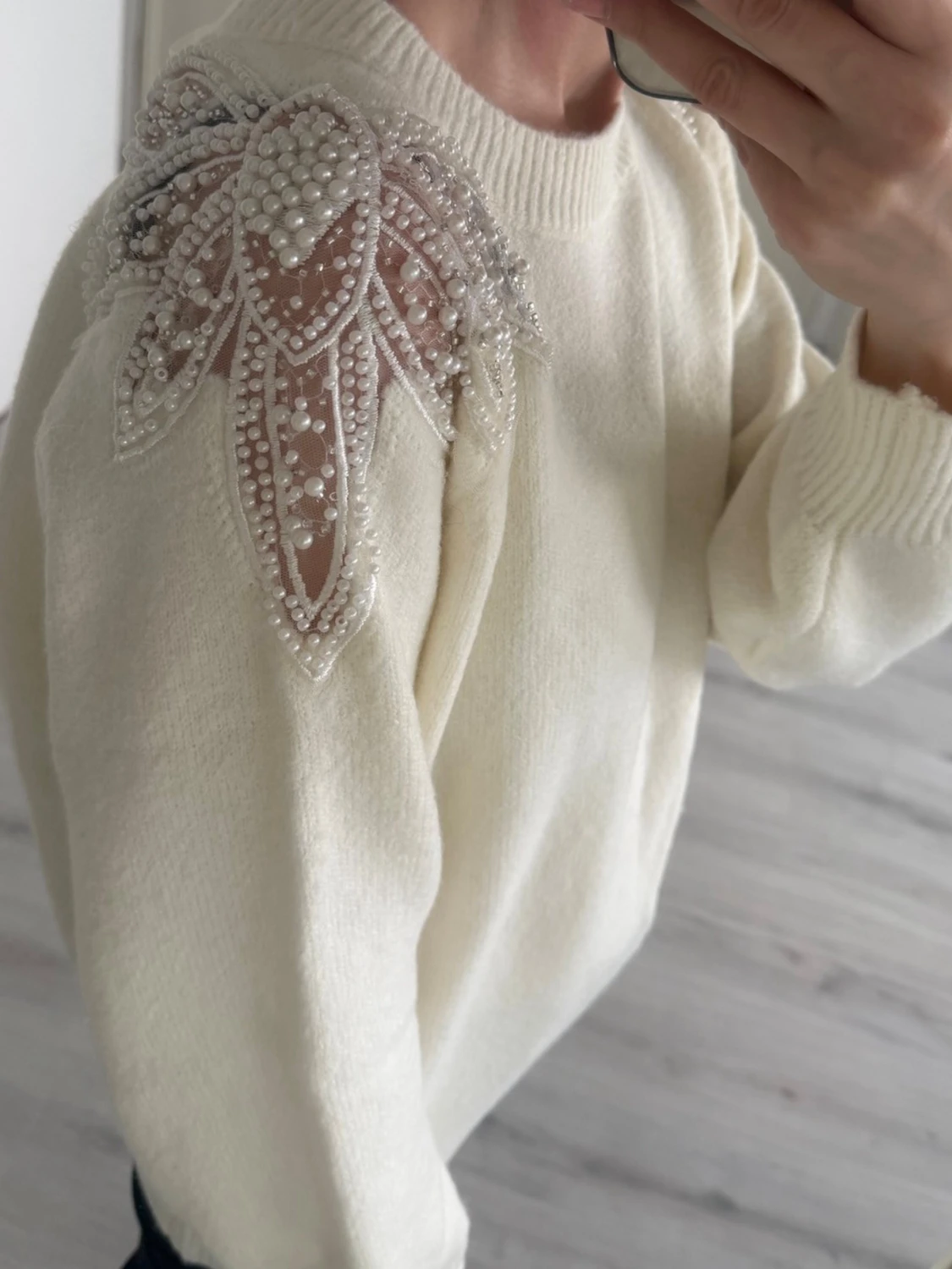 Vit stickad tröja med pärldetaljer - 2