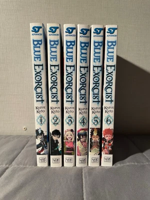 Blue Exorcist manga volym 1-6 - Säljer Blue Exorcist manga volym 1 till 6 av Kazue Kato. Pocketböcker med vita ryggar, blå text och färgglada illustrationer på framsidan. Perfekt för dig som gillar action, fantasy och japansk manga.