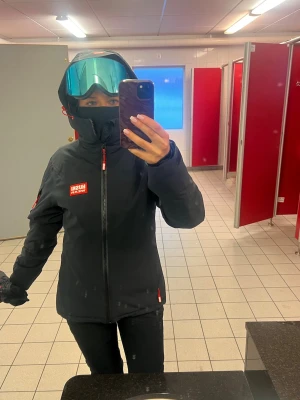 Huski skidjacka - Säljer min skidjacka som är använd 1 gång innan, nypris 2500, köpte för 1200 säljer för 700 den är fodrad och vattentät, pris kan diskuteras med det är väldigt bra erbjudande 