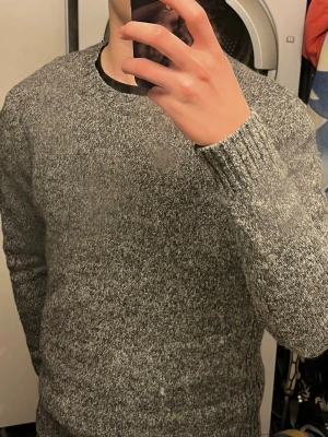 Grå stickad tröja från A.P.C. - Priset kan diskuteras. Säljer en grå stickad tröja från A.P.C. i storlek S. Men har blivit lite mindre i tvätten så den den sitter mer som S/Xs. Tröjan har en klassisk rund halsringning och långärmad passform. Materialet är mjukt och värmande, perfekt för kyliga dagar. Enkel och stilren design som funkar till många olika looks.