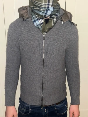 Massimo dutti cardigan - Tja. Säljer denna stilren grå massimo dutti cardigan med . Perfekt för kyliga dagar. Huvan ger extra värme och stil. Passar bra till både jeans och chinos. strlk M. Står storlek L men är storlek M/S. Om du har några minsta fundering hör gärna av dig. MVH