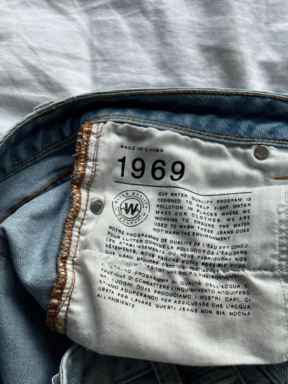 Ljusblå slitna jeansshorts - 4