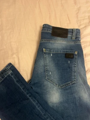  Dsquared2 jeans  - Säljer dessa feta jeans från dsquared2 med feta slutningar fram. Fint skick utan defekter. Storlek 32!