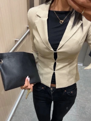 Beige kavaj  - Beige figursydd kavaj med snygg knäppning framtill 🤎 Ger en lyxig och stilren look – perfekt för jobb, middagar eller en clean girl-outfit. Snygg både öppen och stängd. Pris kan diskuteras 🤍