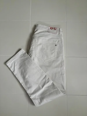 Dondup George ljusa w38 - Snygga fräscha ljusa dondup George jeans i w38 (midjemått på 98 cm). Grym passform och perfekt nu till våren i utmärkt skick verkligen! I princip helt nya så så gott som nya och inga defekter alls!