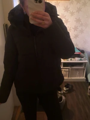 Svart pufferjacka  - Säljer en svart pufferjacka, säljer pågrund av att den är förstor, nytt skick då jag endast haft den i en månad lite mer. Inga som helst skador.