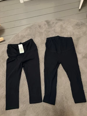 Svarta gravidleggings från Anna Field - Tvåpack svarta gravidleggings från Anna Field MAMA med hög midja och stretchigt material. Modellen är ankellång och passar perfekt för dig som vill ha bekväma leggings under graviditeten. Klassisk svart färg och mjuk passform. Ett par testad och den andra sitter lappen på☺️
