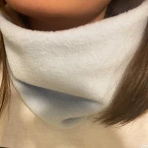 Ljusblå buff - Handsydd mjuk fleecebuff i en ljusblå färg!