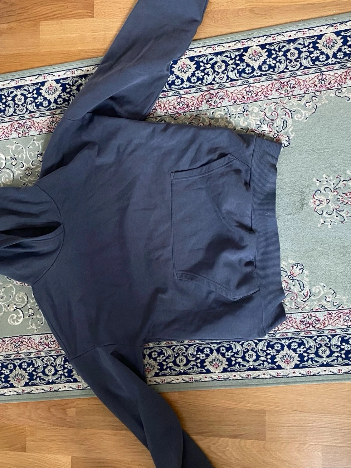 Mörkblå hoodie med magficka