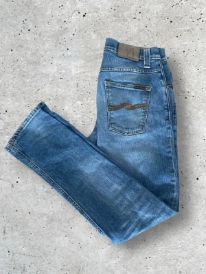 Blå jeans från Nudie Jeans - Säljer ett par riktigt feta jeans ifrån Nudie Jeans. Skick 9/10 utan defekter! Storlek 30:32. Säljes för 449kr! Hör av er vid eventuella frågor! 😊
