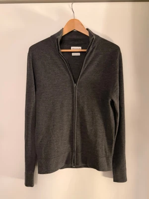 Stickad full zip These glory days merinoull - Riktigt go Full zip från these glory days i storleks S jag är 185 cm 75 kg på bilden. Bra skick inte använd super mycket💯 hör gärna av er vid funderingar