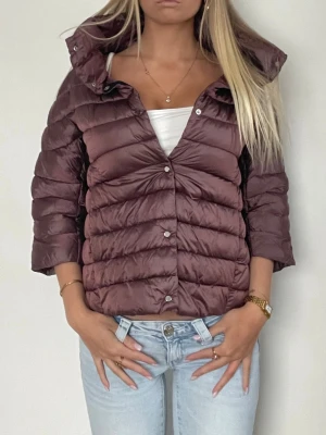 Vinröd Herno liknande jacka!  - Följ för liknande💓 vinröd  Herno liknande jacka i storlek S som är mycket lik orginalet med knappar krage och trekvartsärm. Från mango i en modell som inte längre säljs.  I perfekt skick! Pruta inte, tryck köp nu eller skriv vid frågor💓Tk-0093