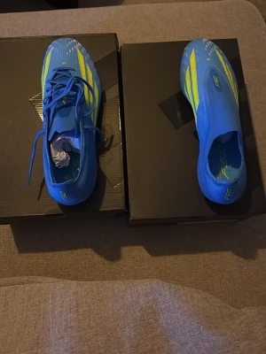 Adidas fotbollsskor - Säljs endast tillsammans.   2 par addias fotbollsskor, båda storlek 41 1/3, helt nya, aldrig använda. Grässkor. Ett par med snöre, ett par utan snöre.