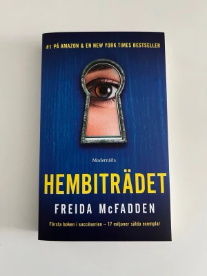 Hembiträdet av Freida McFadden - Säljer boken 'Hembiträdet' av Freida McFadden, en psykologisk thriller på svenska. Pocketformat, första delen i succéserien. Perfekt för dig som gillar spänning och mysterier.