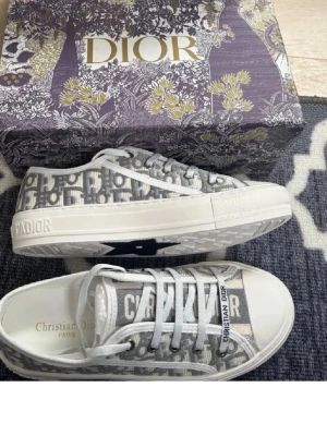 gråvita sneakers  - Använda en gång! 