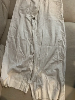 Vita linnebyxor från bikbok - Vita linnebyxor från bikbok i storlek XS (något stor i storleken). Prislappen är borttagen men byxorna är aldrig använda. Perfekt nu till sommaren. 