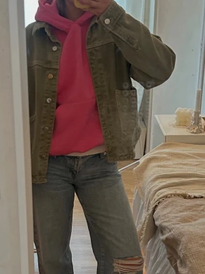 Rosa Hoodie Ginatricot - Säljer en snygg knallrosa hoodie med huva och magficka. Från Ginatricot, bara använd ca5 gånger! Hoodien har en avslappnad passform och är gjord i mjukt material, perfekt för en chill look. Inget synligt märke på framsidan. 