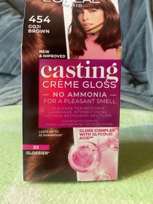 L'Oréal Casting Crème Gloss 454 Goji Brown - Hårfärg från L'Oréal i nyansen 454 Goji Brown. Färgen är brun med varma toner och ger glansigt resultat. Ammoniakfri formula med gloss complex och glycolic acid för en behaglig doft. Räcker upp till 32 tvättar och ger intensiv vård till håret.