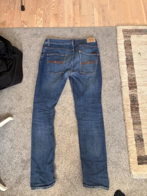 Nudie jeans blå - Ett par riktigt sköna nudie jeans! Storlek 34 i midjan och riktigt skönt material, säljer då de är lite långa för mig. Priset kan diskuteras