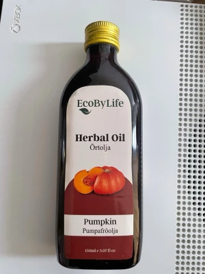 EcoByLife örtolja pumpafrö - Pumpafröolja från EcoByLife i mörk glasflaska med gul kork. Flaskan rymmer 150 ml och etiketten har en bild på pumpa samt text på både svenska och engelska. Oljan är växtbaserad och passar till matlagning eller hudvård.