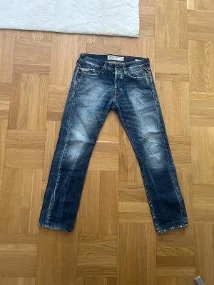 Replay waitom jeans - Riktigt snygga replay waitom jeans i en skön blå färg med fade || skicket e fint inget fel på dem alls || storlek 30/32 men skulle säga att dem skulle passa mer 30/30 eller liknande || priset är diskuterbart || Längd: 95 cm Midja: 37 Innerben: 72 || frågor?
