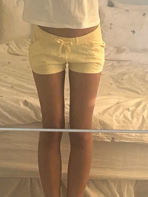 Lågmidjade shorts  - Pastell gula lågmidjade shorts💛storlek S