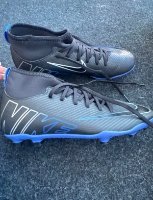 Nike Mercurial Superfly 9 fotbollsskor  - Nike Mercurial Superfly 9 Club MG fotbollsskor i färgen "Shadow", använda en säsong. Storlek 38.5! 