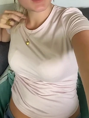 Ljusrosa croppad t-shirt - Säljer en ljusrosa croppad t-shirt med rund hals och korta ärmar. T-shirten har en tight passform och är tillverkad i ett mjukt bomullsmaterial. Perfekt till jeans eller mjukisbyxor för en avslappnad look.
