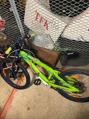 Grön barncykel från Scott - Säljer en cool grön barncykel från Scott med blå och svarta detaljer. Cykeln har handbromsar, svart sadel med mönster, gröna handtag och blå fälgar. Perfekt för dig som vill ha en färgstark och sportig cykel. Lås och reflexer ingår.