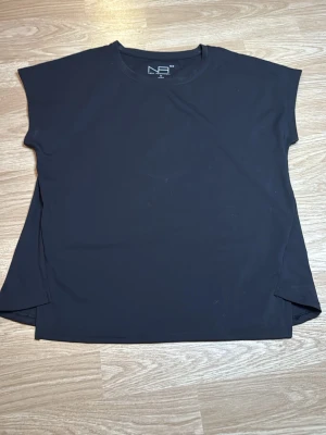 Svart träningströja från New Apparel - Svart träningströja från New Apparel i storlek M. 