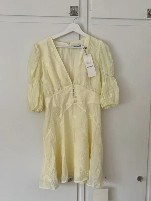 Ljusgul kort klänning från Adoore, storlek 38 - Superfin ljusgul kort klänning från Adoore i modellen ”Sicily”. Den är i storlek 38 men passar även en 36❣️ Klänningen är aldrig använd och har prislappen kvar ❣️ Skickar snabbt! Nypris 1600 kr