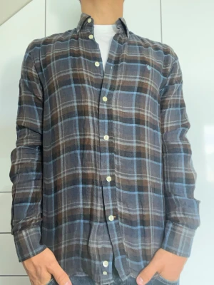 Flanellskjorta från Morris - Rutig flannelskjorta från Morris i 100% bomull. Strl S. Inga defekter. Modellen är 178 cm och väger 77 kg, Hör gärna av dig vid frågor!