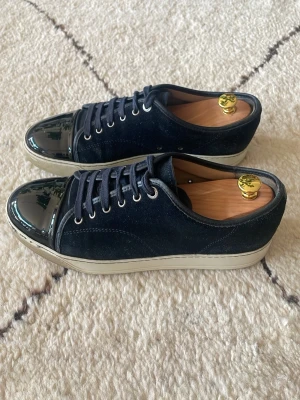 Lanvin  - Schyssta Lanvins. Använda men bra skick. Storlek UK 7, motsvarar 42/43. Nypris 5500kr,  säljer för 2300kr. Hör av dig vid frågor. 