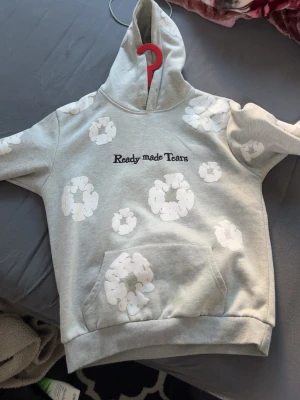 Blom hoodie  - Helt okej använt men skit bra kvalité. Dene storlek L men passar som M också. 