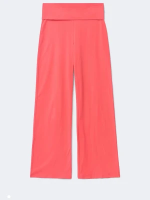 Vida coral byxor från Gina Tricot  - Säljer ett par snygga mjukisbyxor i starkt rosa färg med bred, hög midja och vida ben. Perfekta för chill dagar eller när du vill ha något riktigt bekvämt. Tillverkade i mjukt och stretchigt material som känns skönt mot huden.