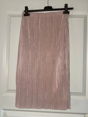 Rosa kjol  - Rosa kjol från Guess, superfin och nästan helt oanvänd. 