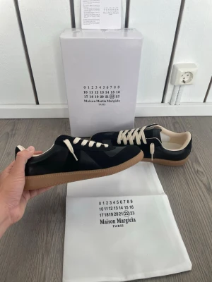 Maison Margiela  - Maison Margiela sneakers i ny skick! Allt på bilder ingår 