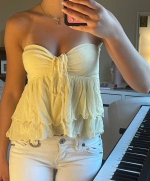 Strapless gul topp från Hollister - Superfin strapless gul topp från Hollister, kan användas både som strapless och haltertopp. 