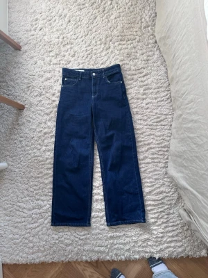 Zara vida jeans - Supersnygga mörkblåa vida jeans från zara