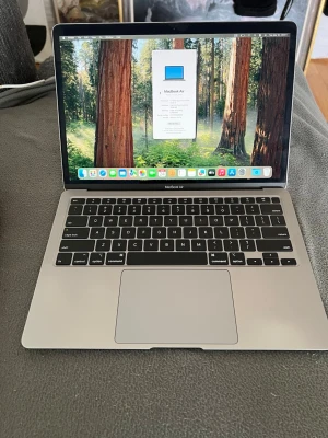 MacBook Air 2020 13-tum silver - Säljer en stilren MacBook Air med 13-tums Retina-skärm i färgen silver. Datorn har en tunn och lätt aluminiumdesign, bakgrundsbelyst tangentbord och stor trackpad. Perfekt för studier, surf och kreativt arbete. Klassisk Apple-logga på locket.