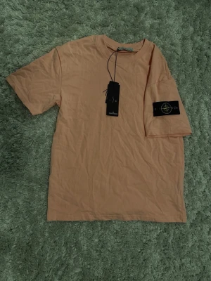 Tröja  - Säljer ett stilrent beige tröja  med deras ikoniska mönster. Kommer i originalförpackning. Helt ny, aldrig använd. OBS! Priset kan diskuteras och skriv för flera bilder.