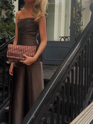 Meshki klänning - Säljer min balklänning från Meshki i modellen ”Sarah Strapless Maxi Dress With Waist Tie” i färgen Mocha, storlek Xs. Använd 1 gång och är i nyskick🤎🤎
