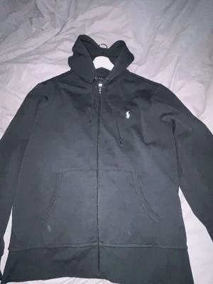 Svart hoodie från Polo Ralph Lauren - Svart Ralph Lauren zip hoodie, helt oanvänd, storlek S, ny pris 2300, hör av er vid funderingar 