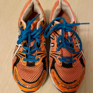Asics Womens Duomax TM GT-1000 Blue Orange Low Top Running Sneaker Shoe, stl 37 - Skorna är använda men har mycket kvar att ge!  Stl 37 men för mig blev de för trånga fram, passar nog bäst på liten 37, innermått är 23 cm.  Det finns märken fram och spår av användning på sidorna men de är inte alls utslitna!