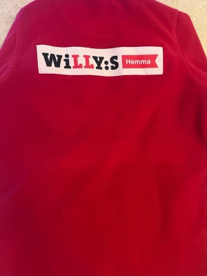 Röd fleeceväst Willys Hemma - Säljer en EXTREMT RARE äkta Willys-fleece från 2023 🔥 Ja, du läste rätt. INTE Lidl. INTE Gucci. Detta är WILLYS. • Äkta svensk workwear • Burits med stolthet • Finns typ 3 personer i Sverige med denna drip Kassapersonalen hälsar på dig som en boss• ICA-opps börjar darra när du kommer in Perfekt för: * streetwear * TikTok-drip * ICA Maxi-opps * dig som vill se ut som du äger en pall bananer Pris: 5000 kr Pris  diskuterbart. Byten endast mot villa eller Ferrari.  “Vet vad jag har.”