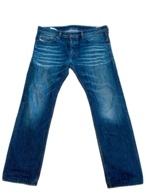 Diesel jeans (Safado)  - Diesel jeans i modellen Safado. Storlek W33 L32. Inga defekter eller liknande. Bara att skriva vid frågor eller funderingar. Vid köp av fler plagg kan vi fixa bra rabatt